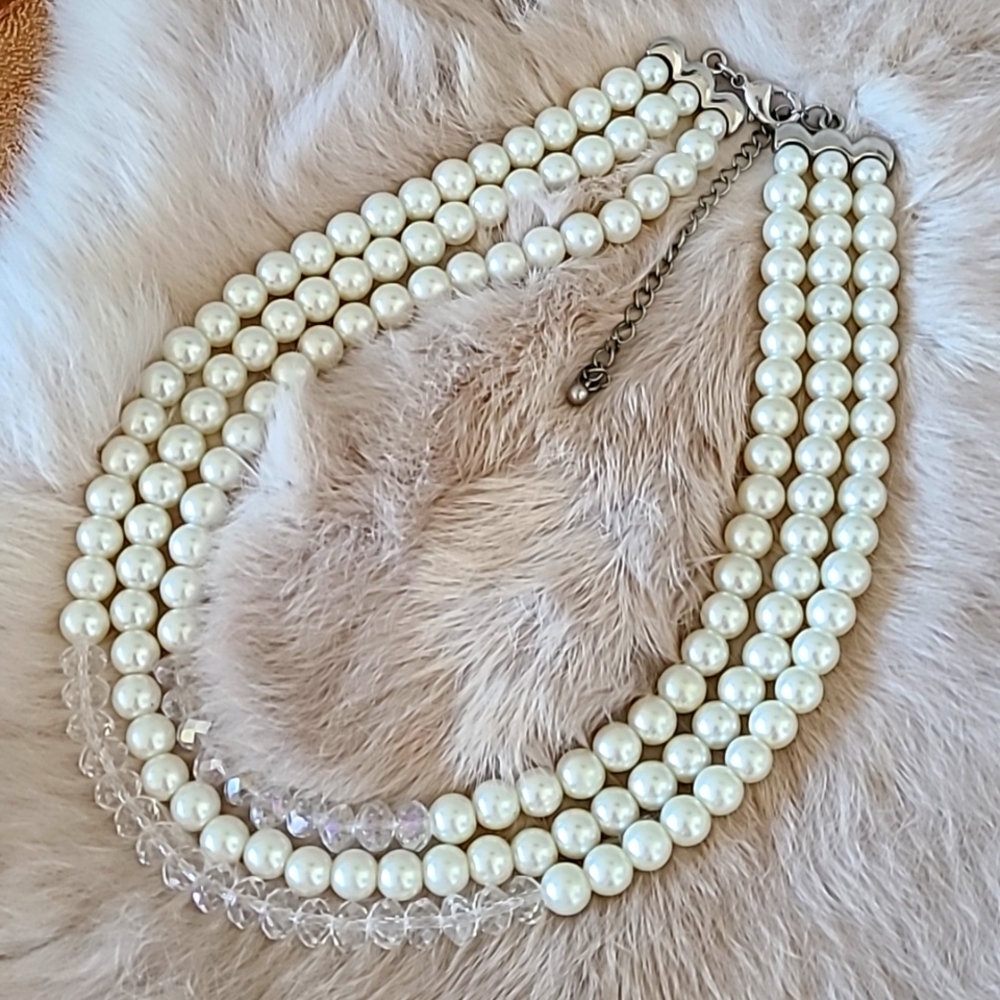 Like new - faux pearl collar necklace